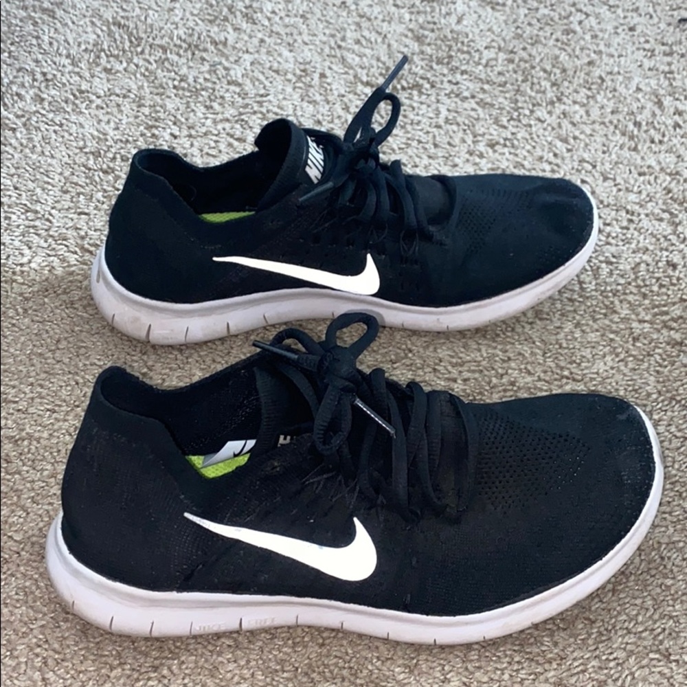 Black nike running shoes